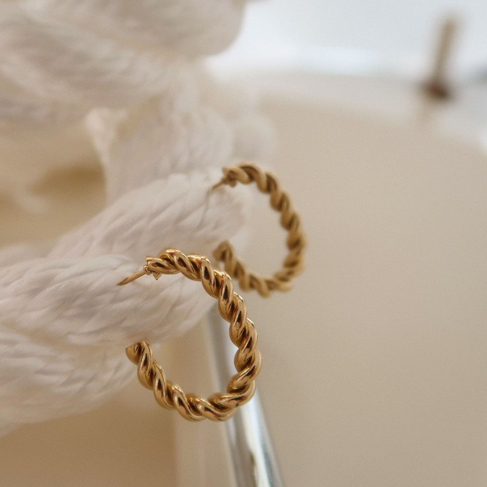 NEW 18K Gold Plated Braided Oval Hoop Earrings - Picture 5 of 6